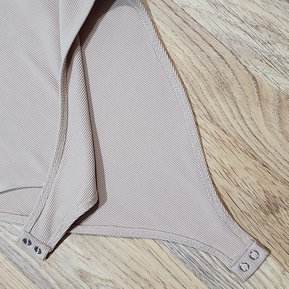 Forever 21 Ribbed Beige Bodysuit Size MEDIUM NWT - Picture 4 of 7
